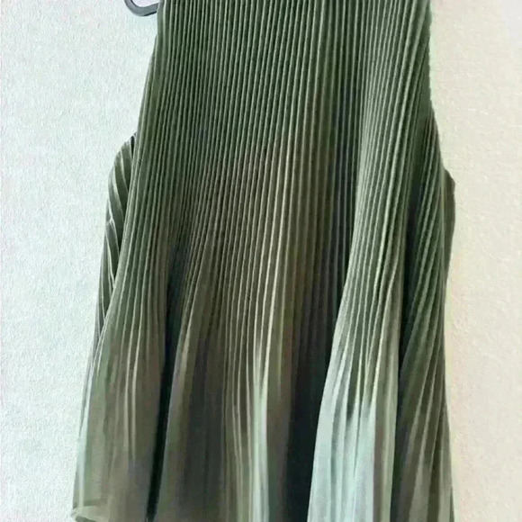 A new day green tank/blouse - Picture 3 of 6